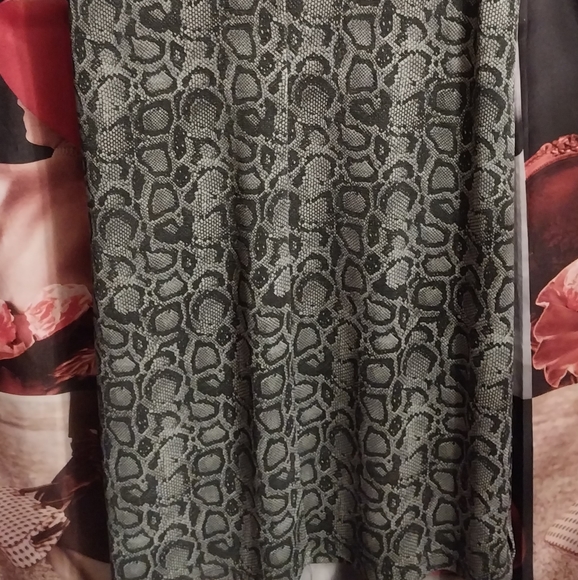 Snake pattern Sleevless - Picture 2 of 3